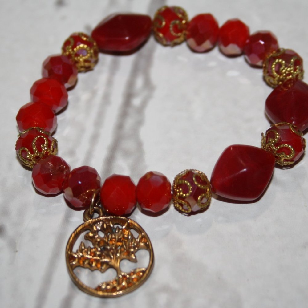 Beautiful red glass and gold tree charm bracelet 6.5"